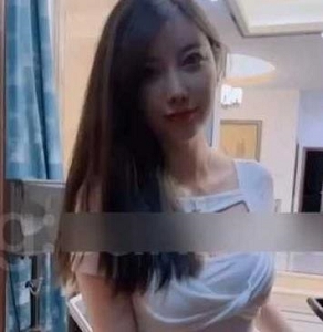 秀人网模特(杨晨晨)定制拍摄,丰满身材使摄影师狂吞口水{1V,120M}