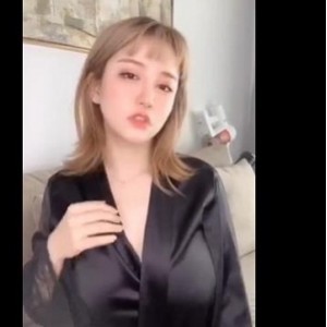 抖音甜美女主播（周大萌）尝试御姐范，白衬衫展示傲人曲线