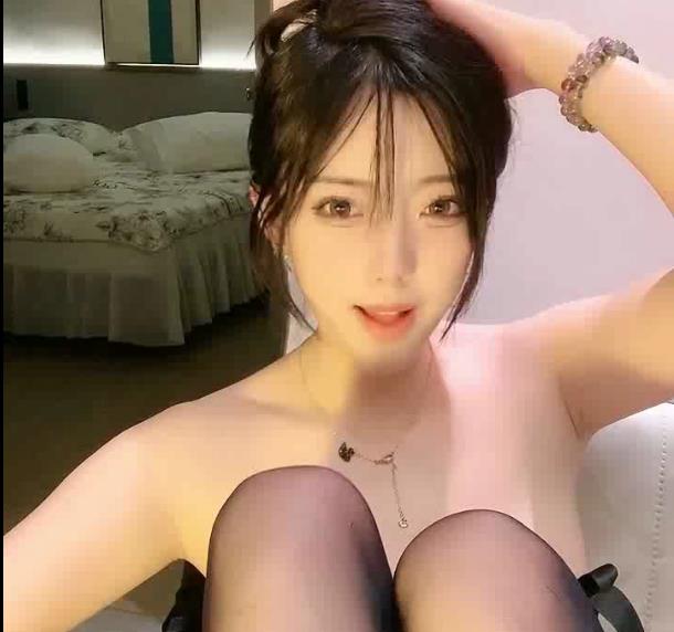 《尽享极致美丽,尤物女神YOSHIKI为你绽放!》