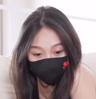 脚模摄影:黑丝长靴美女CC的臭脚享受-1V+1.3G