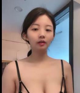 性感女王用鞭子抽打粉丝的无毛某处,展现主动唱征服的力量