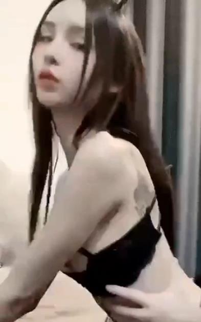 Newty:甜美时尚女孩,社交媒体新星,粉丝狂热追捧,自拍视频分享