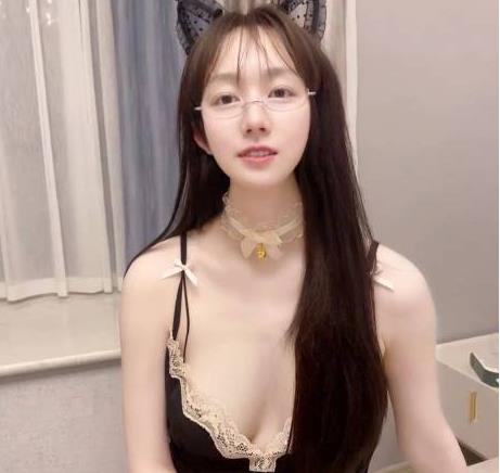抖音小网红小坦克合集:超白嫩妹子身材苗条,21个视频总时长600分钟!