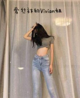 Vivian姐:厨娘风采,细腰翘臀,自拍视频全收录!