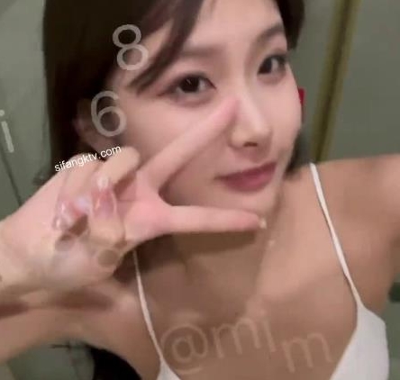 一举一动都如同究极核弹般炫目夺目,让人无法抗拒。这个视频的大小虽小,但却包含了无限的魅力。快来感受小屁mimi_888高阶VIP全系列社保带来的视觉盛宴吧!
