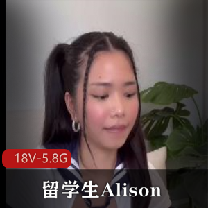 独特气质,精致自拍:Alison手持棒棒糖展现迷人身材