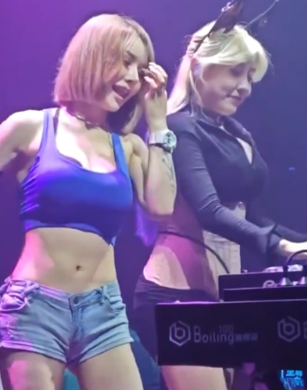 DJ热舞翘臀抖馒头,黑丝少妇热舞,老熟女肉丝广场舞,百度盘视频数量惊人,总大小达15.08G