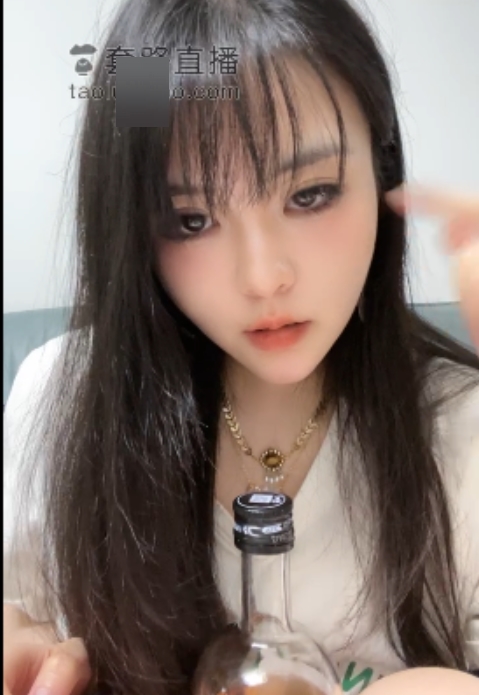 足系列爱脚系列:女王网调高跟黑丝,模拟踩踏视频集锦
