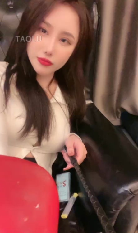足系列爱脚系列:女王网调高跟黑丝,模拟踩踏视频集锦