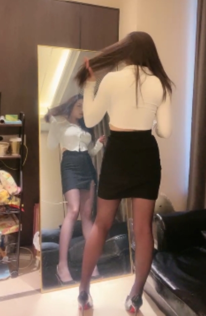 足系列爱脚系列:女王网调高跟黑丝,模拟踩踏视频集锦