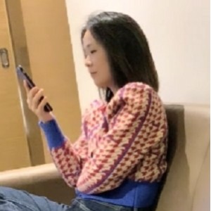 《少妇沙发上骑脸吸吮按住双腿玩弄》