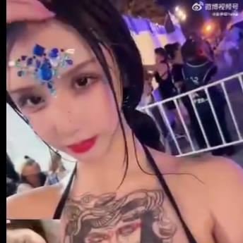 游”视频集不仅充满了欢乐和惊喜,还展现了金伊娜的独特魅力和幽默感。无论是吹B还是孕T,观众们都能在这些视频中找到自己喜欢的内容。赶紧来观看金伊娜的精彩表现吧!