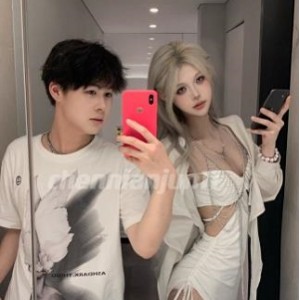 神颜网红TS陈念君：短资源露脸后花园，颜值身材堪比棒棒糖