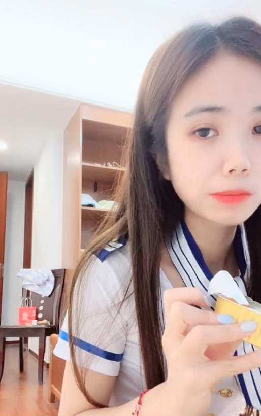 60v56.4g清晰画质,收藏百度ED2K,反差眼镜妹妮妮的独特魅力