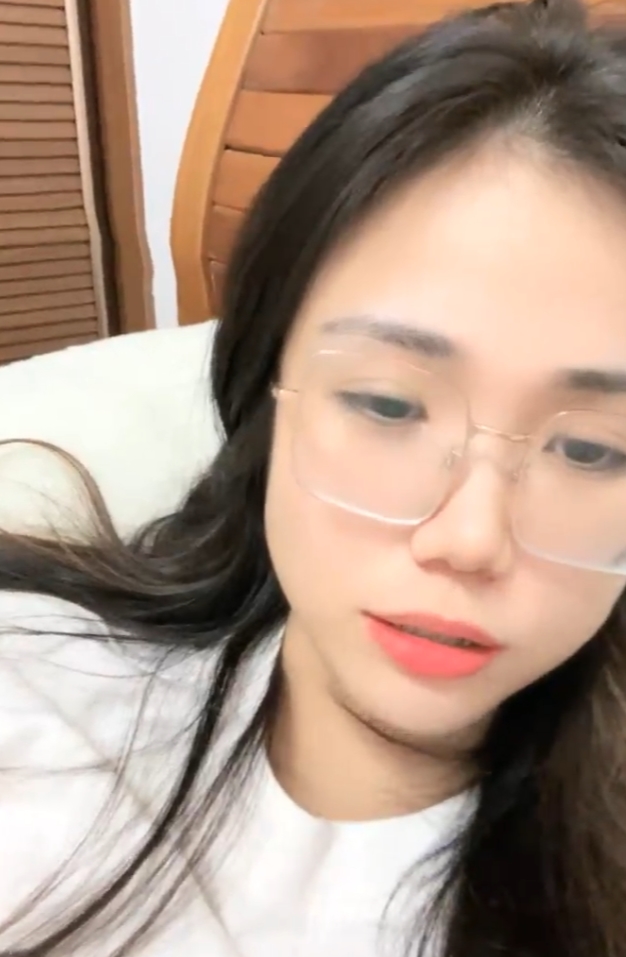 60v56.4g清晰画质,收藏百度ED2K,反差眼镜妹妮妮的独特魅力