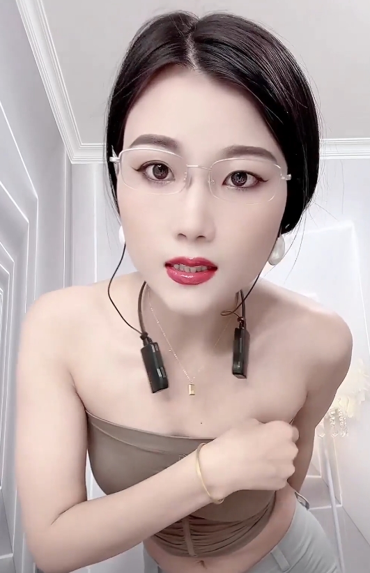冷美人轻熟御姐紧身裤后背摇给力佳作合集:73部4小时16分6.5G,2023年录制剪辑,含幽默自嘲和优雅舞姿,背影美臀让你心动不已!