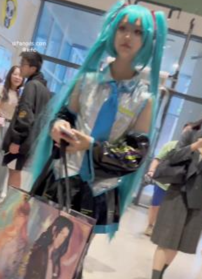 KFC萌妹初音未来私拍展示单部787.9MB这双马尾绝了