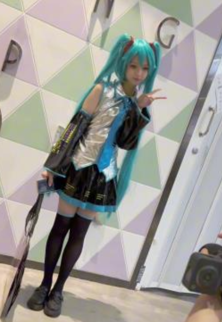 KFC萌妹初音未来私拍展示单部787.9MB这双马尾绝了