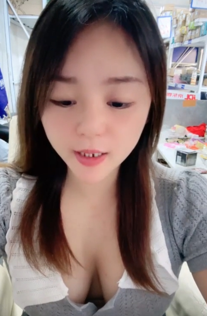 127.8G快递小妹山峰合集114V饱满白嫩诱人